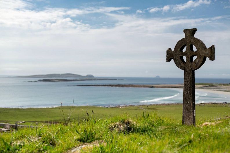 The Celtic cross and its languages The Celtic cross and its languages
