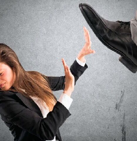 Quotes about mobbing, power and management.